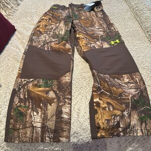 Boys youth medium underarmor Realtree pants with tags.
